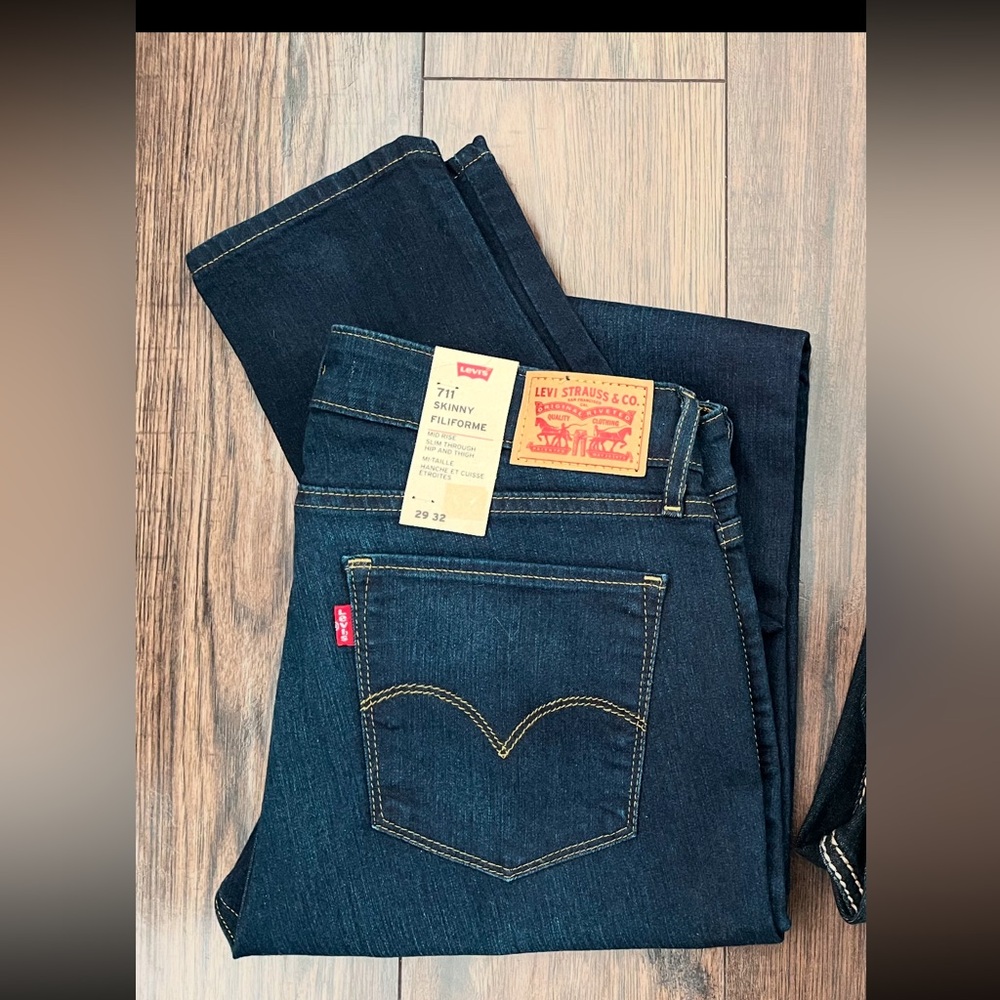 New Levi's Women's Dark Blue Jeans29